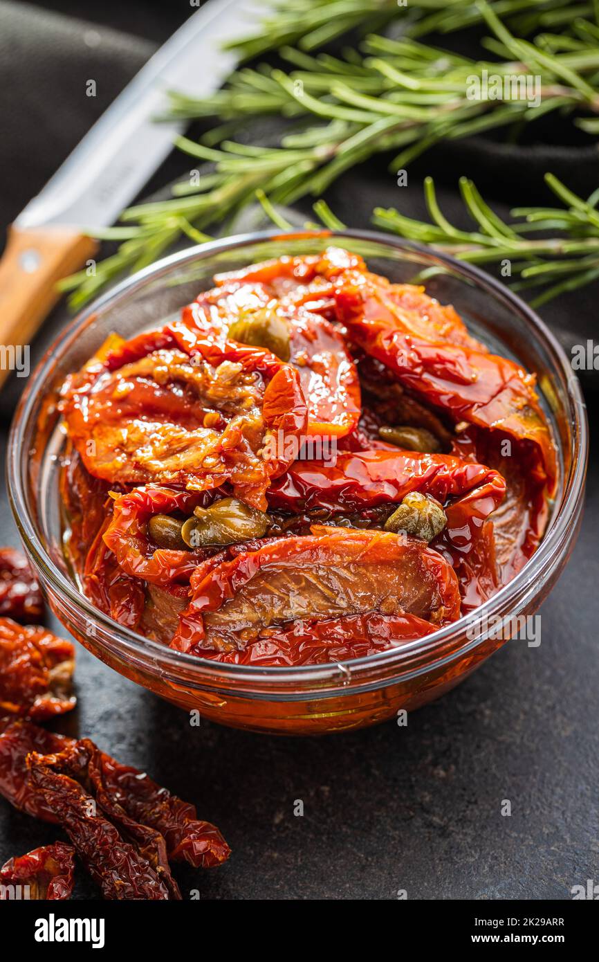 Tomatoe essiccato al sole. Pomodori sottaceto in ciotola. Foto Stock
