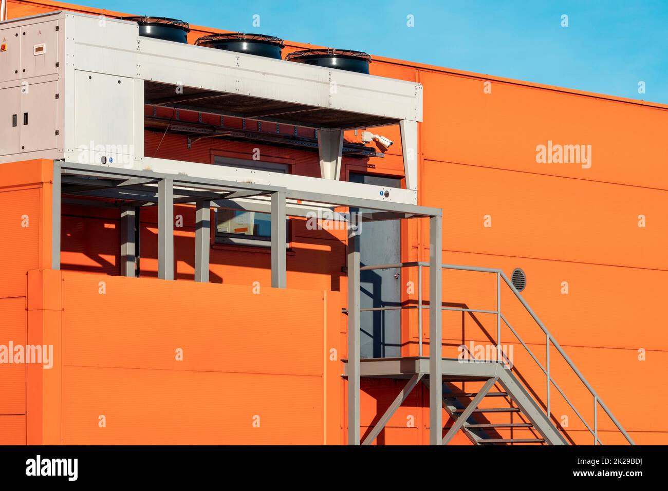 Unità di aria condizionata su una parete di un edificio industriale Foto Stock