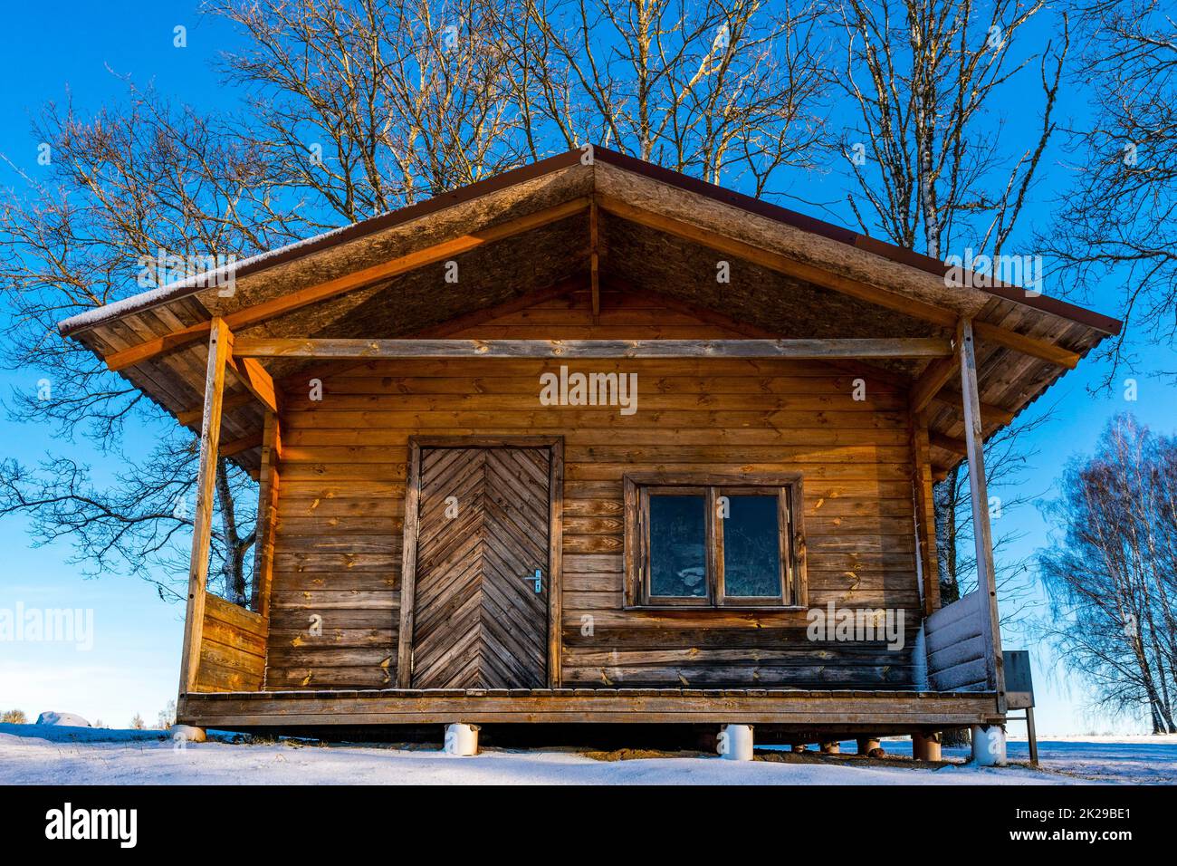 Vista frontale di piccola casa in legno ecologica Foto Stock