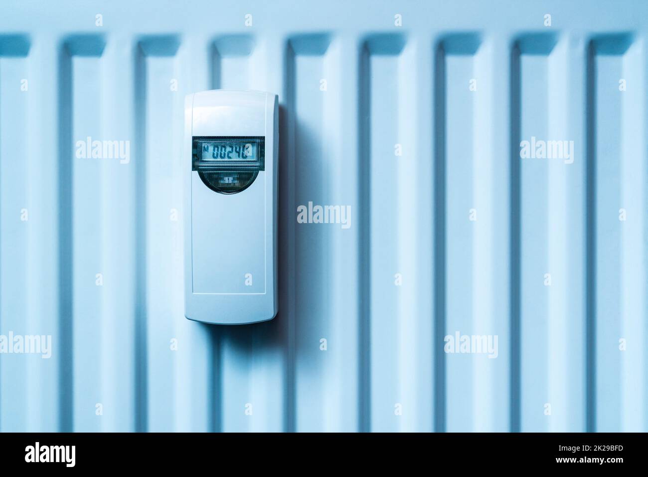 Radiatore moderno con regolazione del termostato e misurazione elettronica del consumo Foto Stock