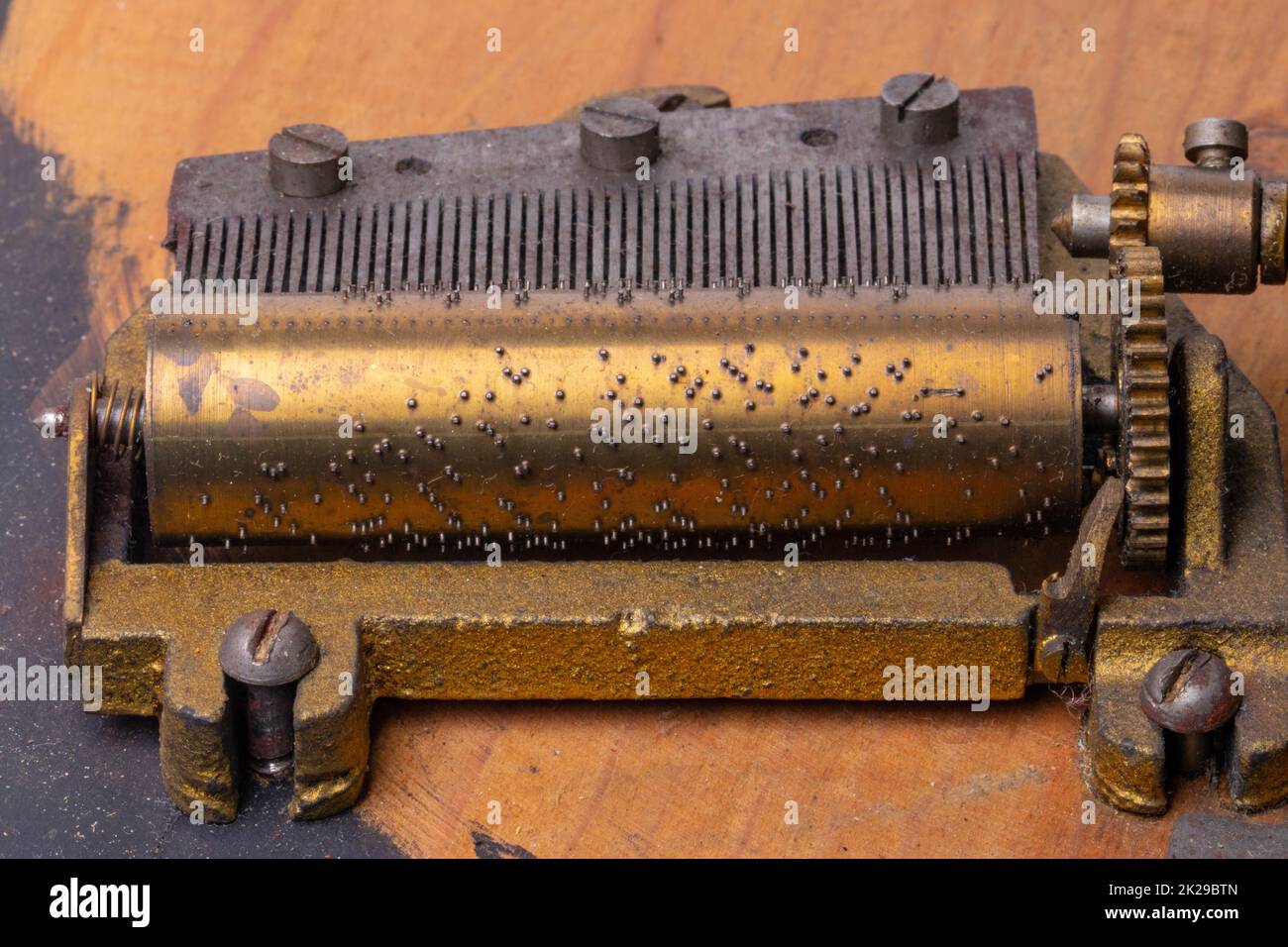 Primo piano di un antico meccanismo a rulli con due caroli di Natale da 1902 all'interno di un albero rotante di Natale stand. Dettaglio vintage della musica box meccanica. Macro. Foto Stock