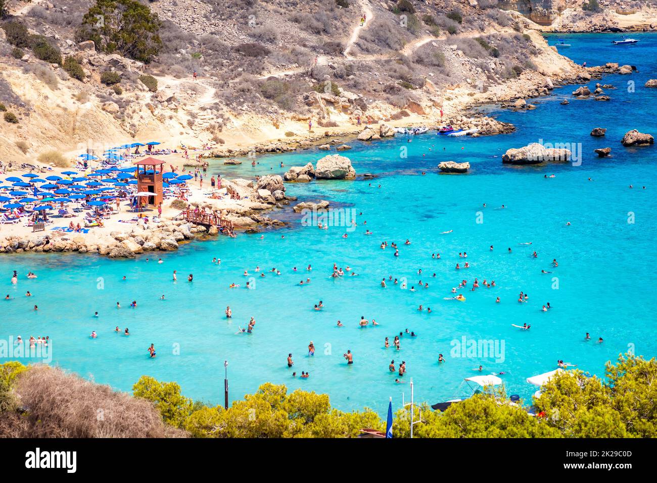 Persone presso la famosa spiaggia di Konnos Bay spiaggia vicino Protaras, Ayia Napa. Distretto di Famagosta, Cipro Foto Stock