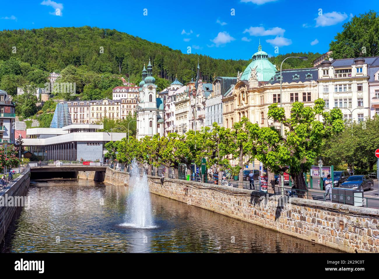 KARLOVY VARY, REPUBBLICA CECA - 26 MAGGIO 2017: Centro storico della città con il fiume della città termale Karlovy Vary Foto Stock