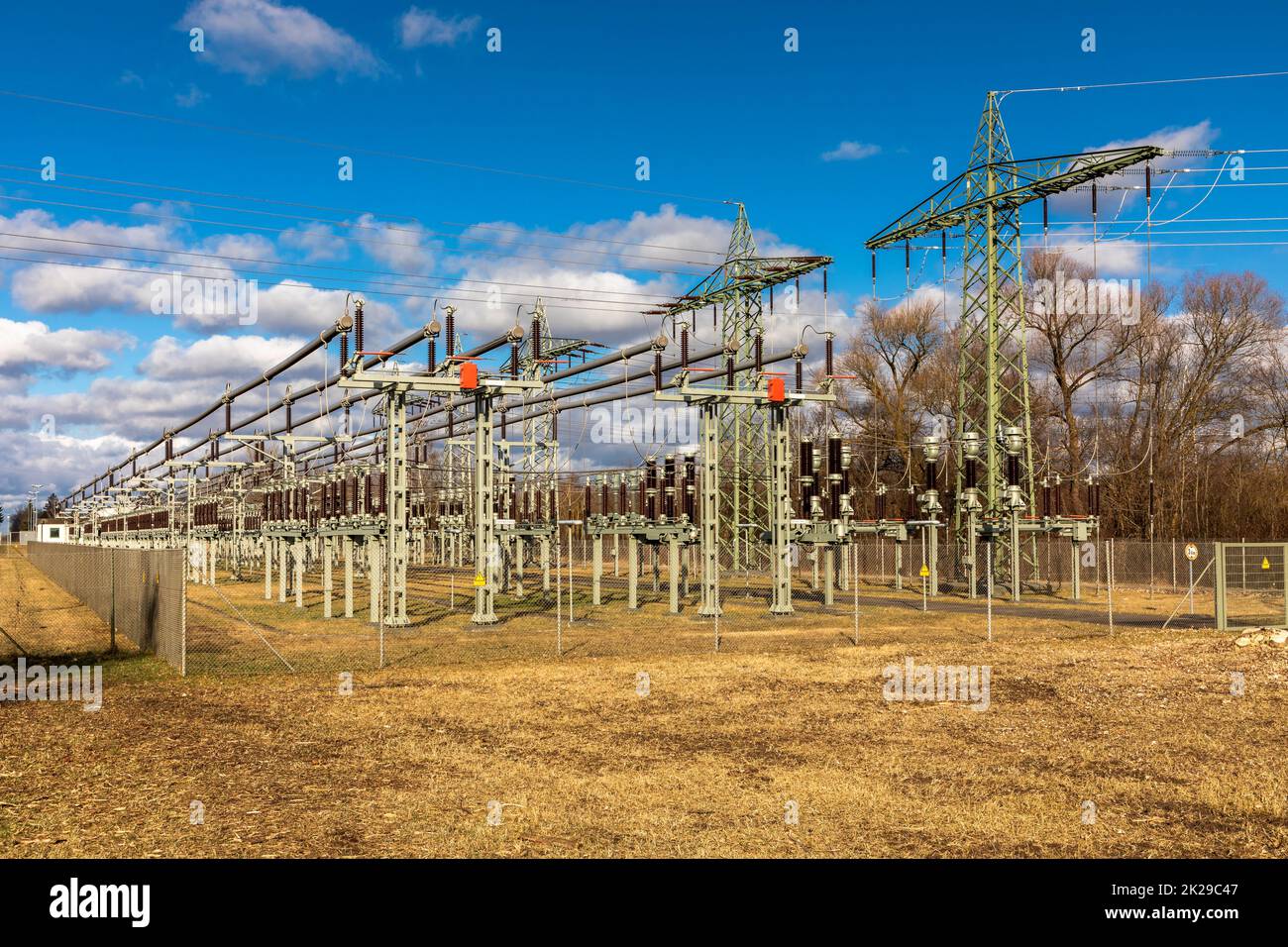 Sottostazione elettrica nei pressi di una centrale idroelettrica sul fiume Lech, Baviera, Germania Foto Stock