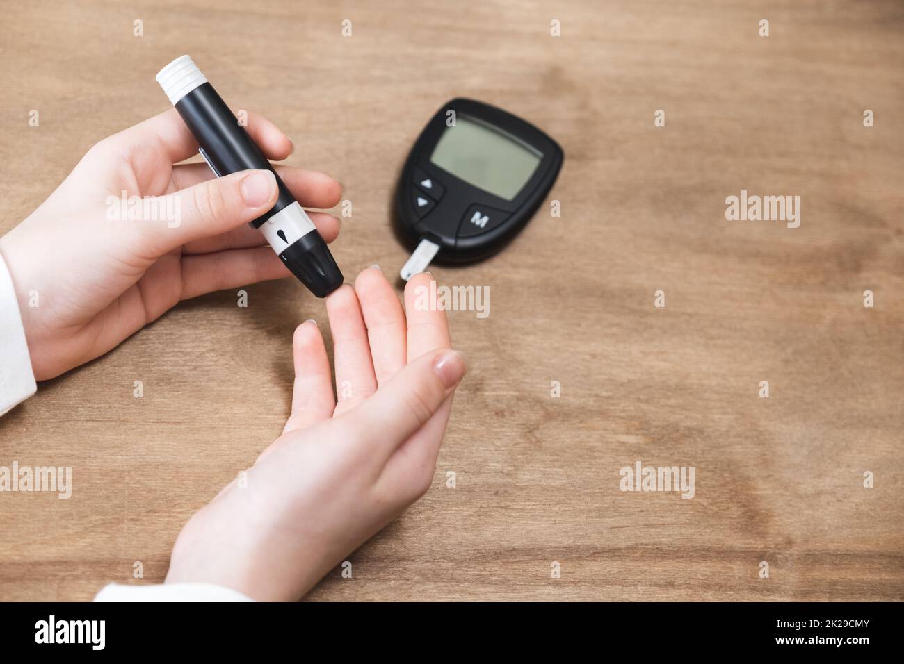 Diabete e glicemia, il bambino esplora i livelli di zucchero. Analisi degli zuccheri nel sangue. Foto Stock