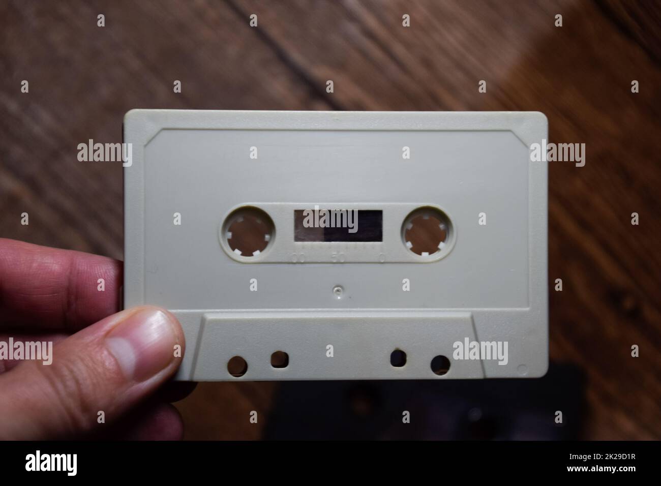 audiocassetta nelle mani di un uomo. Audio retrò. Foto Stock