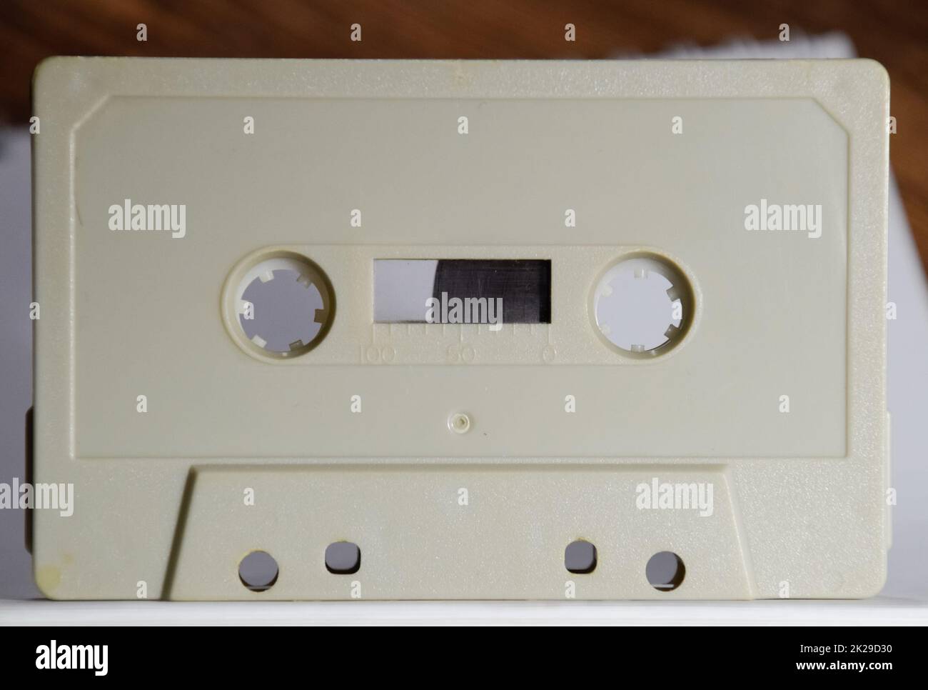 Cassetta audio. Registratore a cassette compatto, medio, con musica retrò. Foto Stock