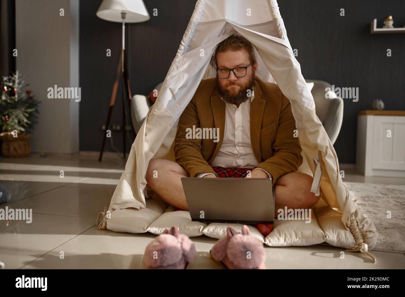 Felice uomo d'affari che lavora un laptop in tenda di casa Foto Stock
