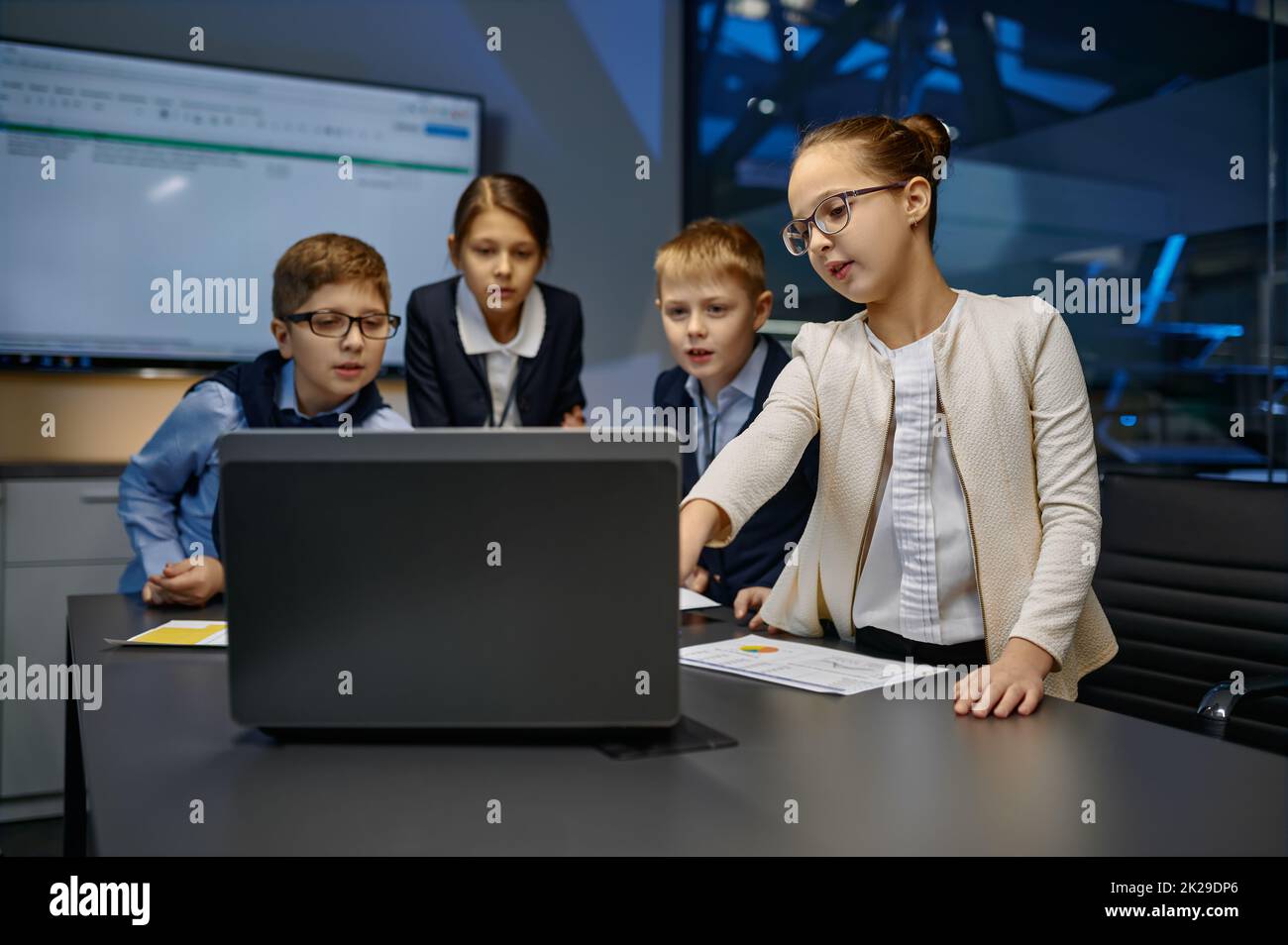 Diversi team di business per bambini che analizzano i dati finanziari Foto Stock