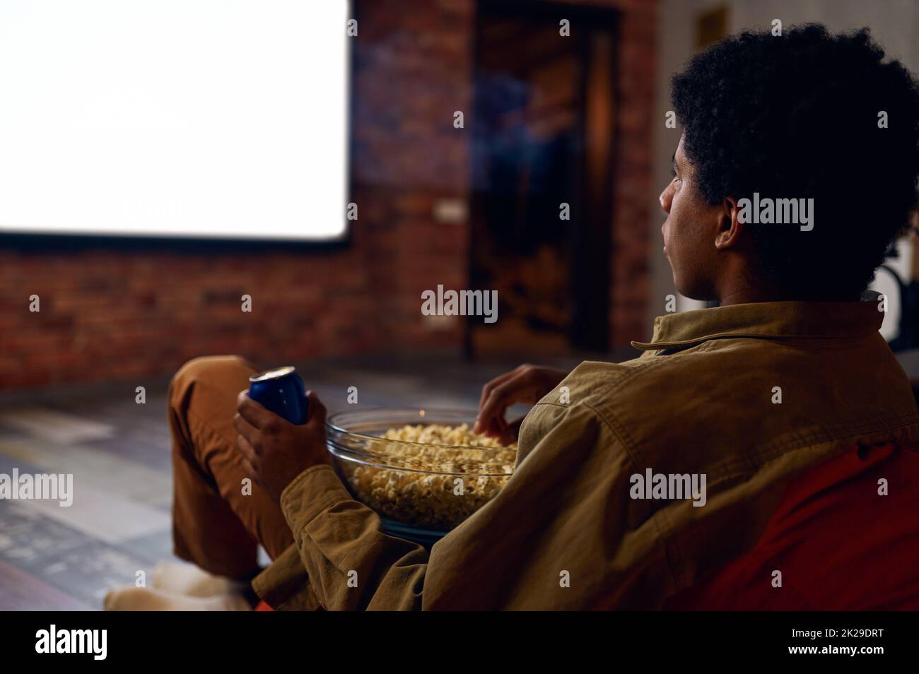 L'uomo guarda i film con il videoproiettore Foto Stock