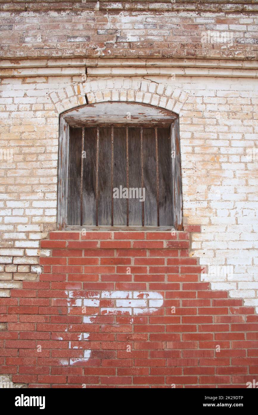 Primo piano dell'edificio - Vintage Jail Window e Brick Wall Foto Stock