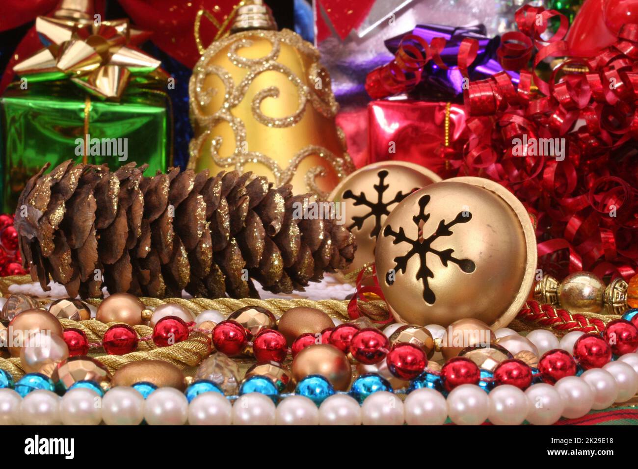 Decorazioni di Natale Pino cono e Beads primo piano Foto Stock