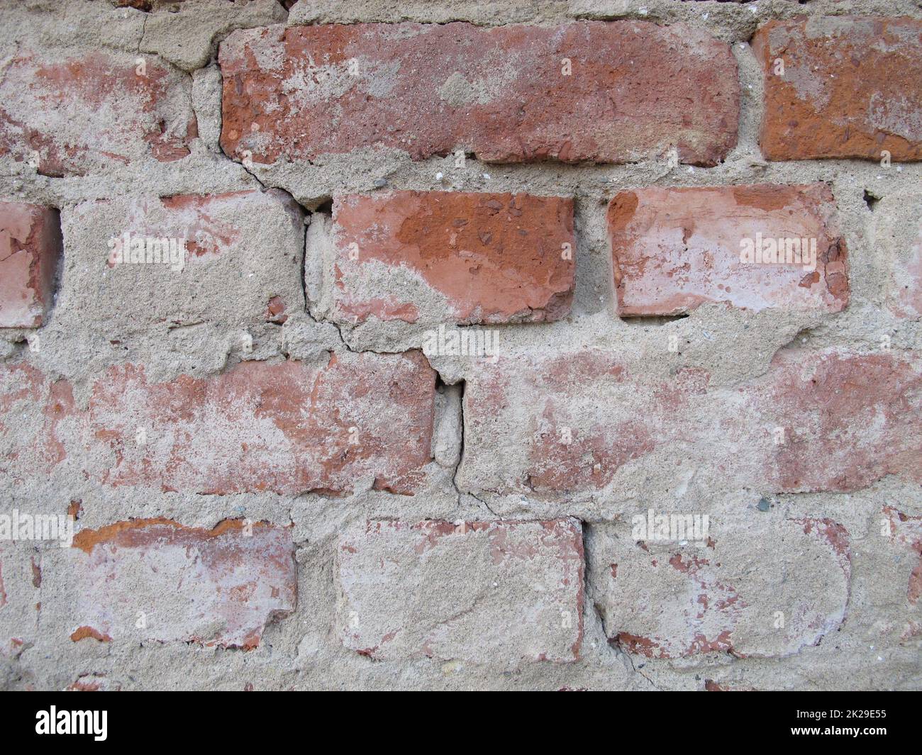 Muratura in mattoni liberata da intonaco, casa senza intonaco muro di mattoni senza parete intonacatura Foto Stock