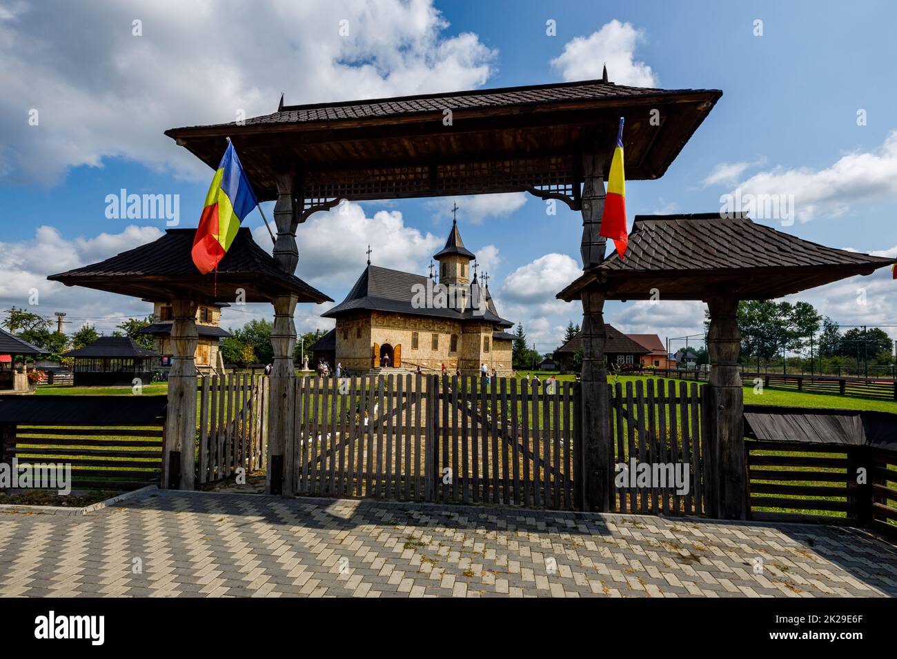 Una vecchia chiesa in legno a Gura Humorului Foto Stock