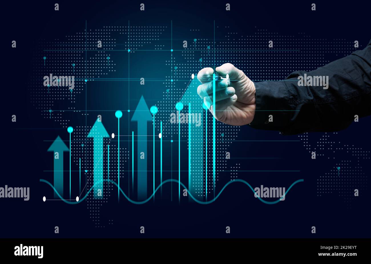 Grafico olografico virtuale degli investimenti, crescita degli indicatori di business, aumento dei profitti e una mano maschile su sfondo blu scuro Foto Stock