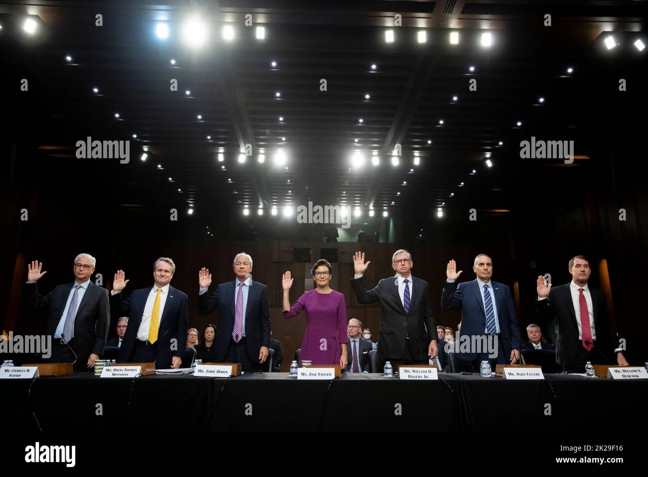 Charles Scharf, Presidente e CEO, Wells Fargo & Company, sinistra, Brian Moynihan, Presidente e CEO, Bank of America, Secondo da sinistra, Jamie Dimon, Presidente e CEO, JPMorgan Chase & Co., terzo da sinistra, Jane Fraser, CEO, Citigroup, Quarto da sinistra, William Rogers Jr., Presidente e CEO, Truist Financial Corporation, terzo da destra, Andy Cecere, Presidente e CEO, U.S. Bancorp, Secondo da destra, e William Demchak, Presidente, e CEO, Il PNC Financial Services Group, a destra, è giurato nel corso di un’audizione di supervisione della Commissione del Senato su banche, alloggi e affari urbani Foto Stock