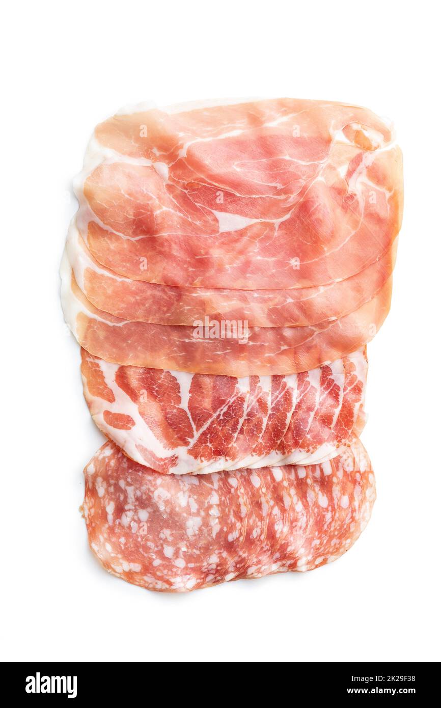 Prosciutto italiano secco. Coppa Stagionata, prosciutto e salame isolato su fondo bianco. Foto Stock