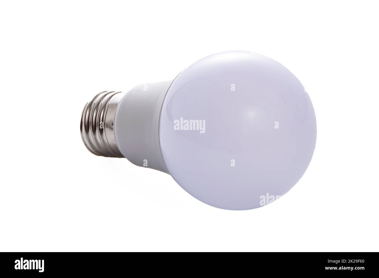 Una lampada LED bianca con base E27 giace su uno sfondo bianco isolato Foto Stock