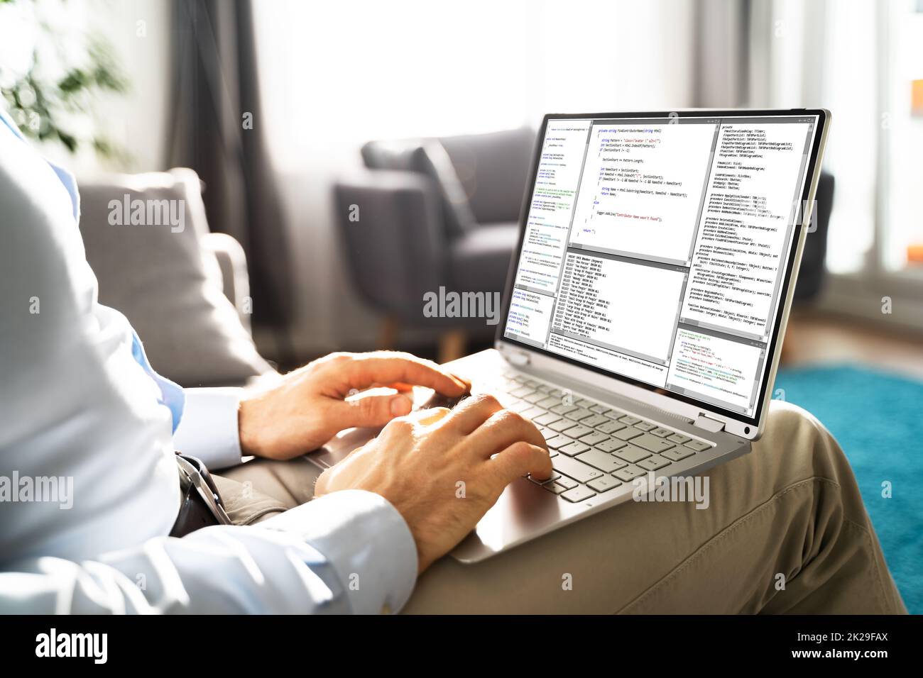 Programmatore di computer che scrive il codice di programma sul computer Foto Stock