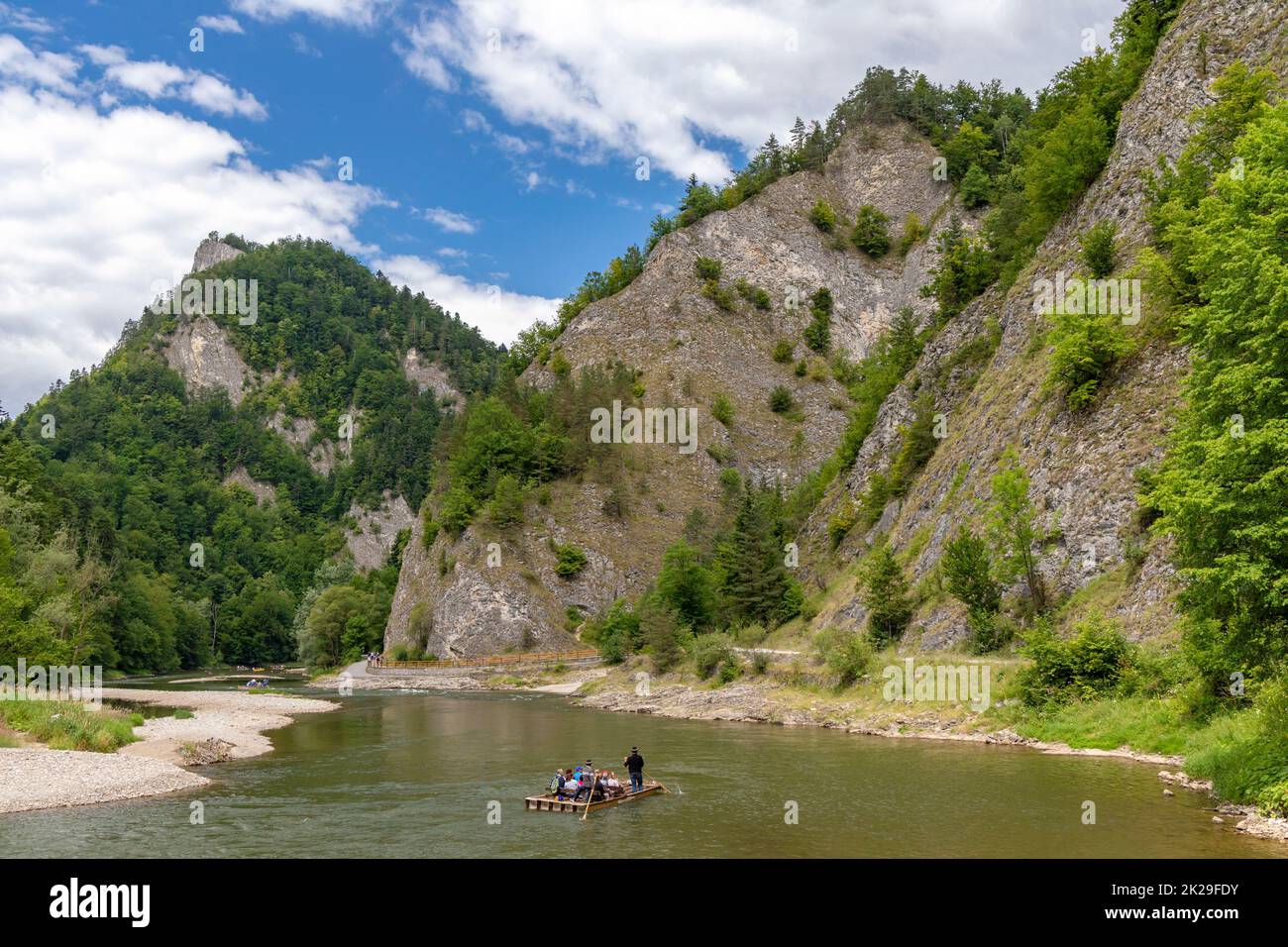 Fiume Dunajec nel Pieniny montagne al confine della Slovacchia e Polonia Foto Stock