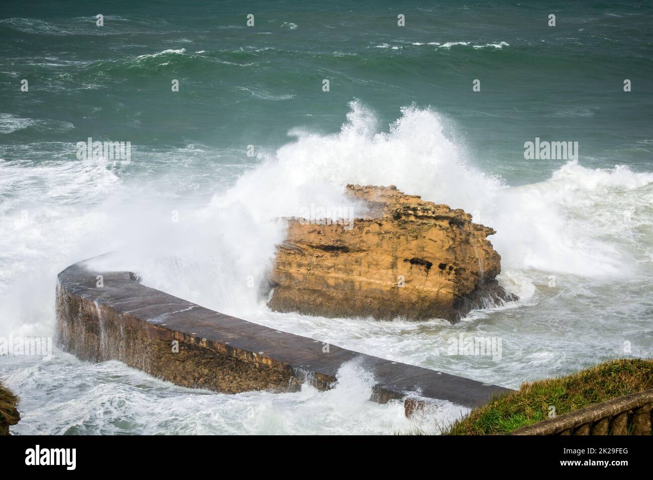 Gamaritz Dam roccia e mare a biarritz Foto Stock