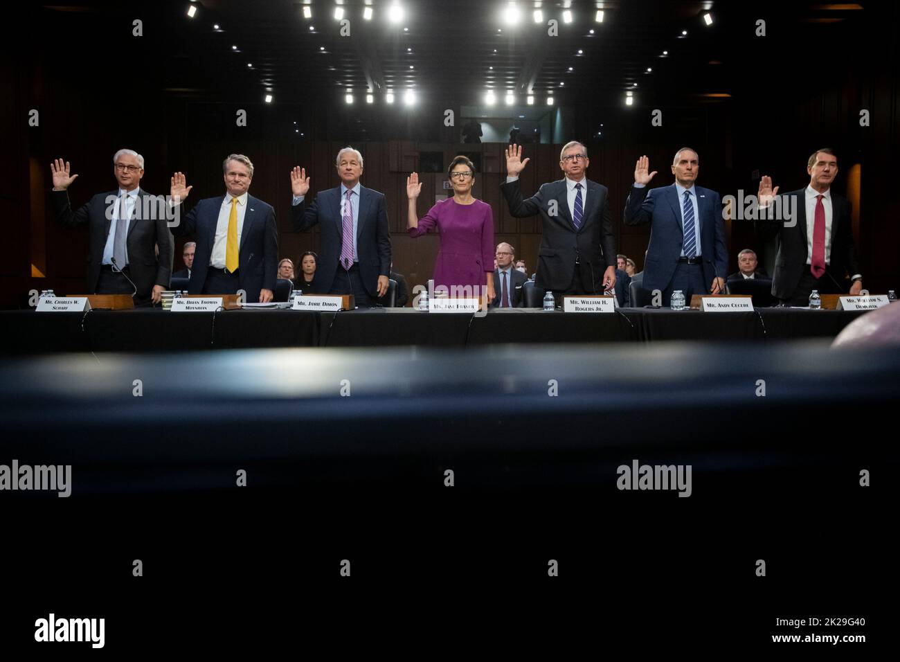 Charles Scharf, Presidente e CEO, Wells Fargo & Company, sinistra, Brian Moynihan, Presidente e CEO, Bank of America, Secondo da sinistra, Jamie Dimon, Presidente e CEO, JPMorgan Chase & Co., terzo da sinistra, Jane Fraser, CEO, Citigroup, Quarto da sinistra, William Rogers Jr., Presidente e CEO, Truist Financial Corporation, terzo da destra, Andy Cecere, Presidente e CEO, U.S. Bancorp, Secondo da destra, e William Demchak, Presidente, e CEO, Il PNC Financial Services Group, a destra, è giurato nel corso di un’audizione di supervisione della Commissione del Senato su banche, alloggi e affari urbani Foto Stock