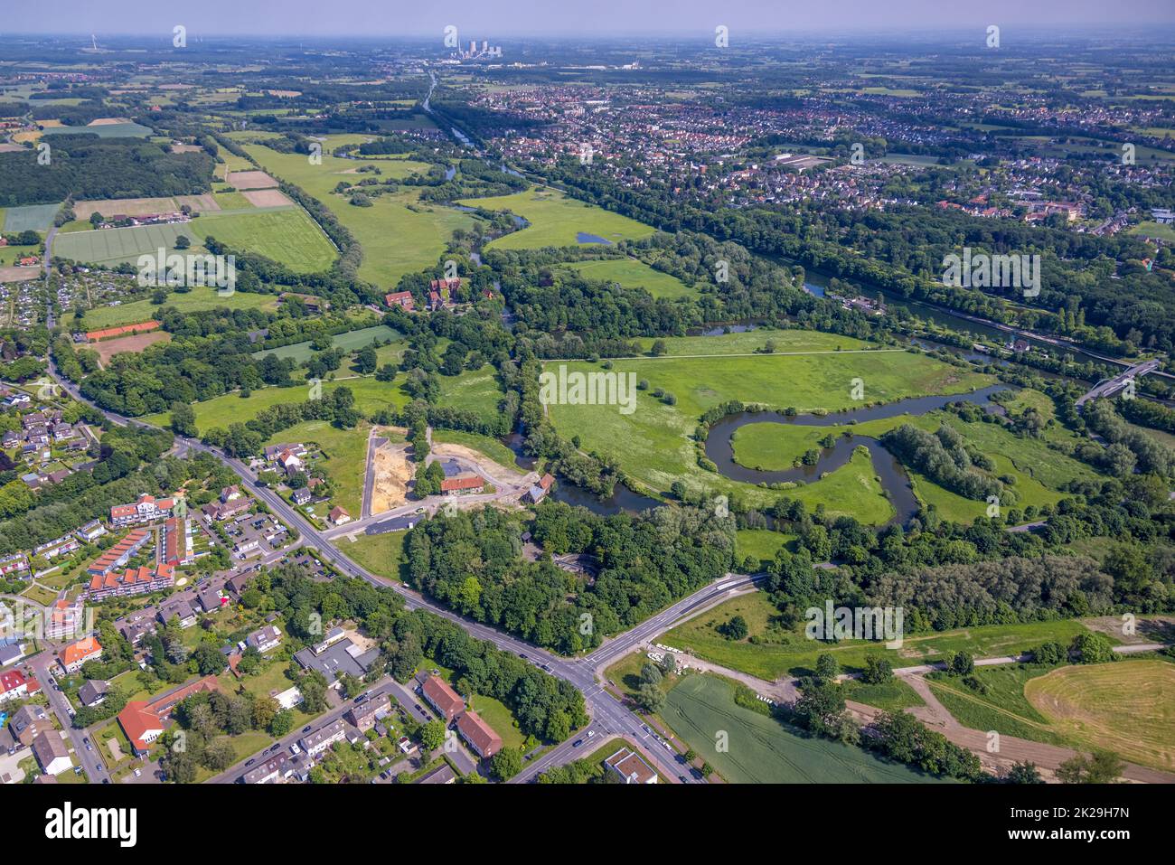 Vista aerea, Heessen castello scuola privata, cantiere e ristrutturazione del mulino del castello presso la fossa mulino e stagno mulino, fiume Lippe meandro, Foto Stock
