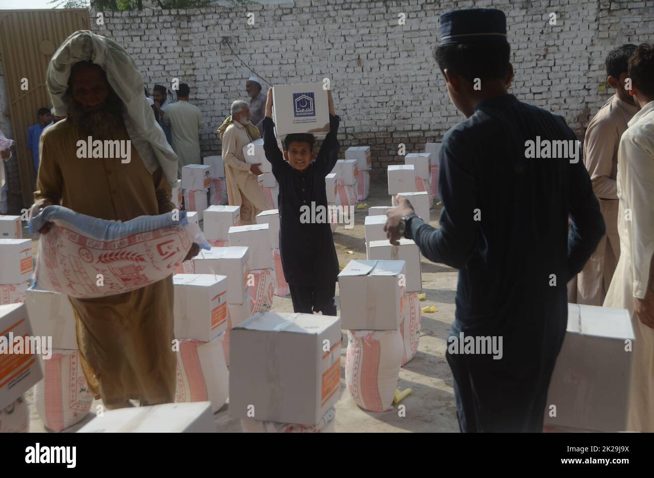 Peshawar, Khyber Pakhtunkhwa, Pakistan. 22nd Set, 2022. Le persone colpite dalle inondazioni ricevono aiuti di soccorso distribuiti dalla Fondazione al Khidmat nel distretto di Nowshera, villaggio di Garhi Momin, provincia di Khyber Pakhtunkhwa. (Credit Image: © Hussain Ali/Pacific Press via ZUMA Press Wire) Foto Stock