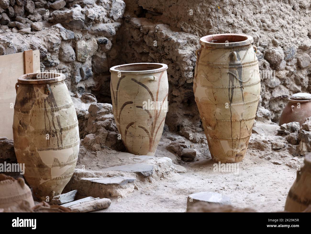 Santorini, Grecia - recupero di ceramiche antiche nella città preistorica di Akrotiri, sito di scavo di un Bronzo minoico Foto Stock
