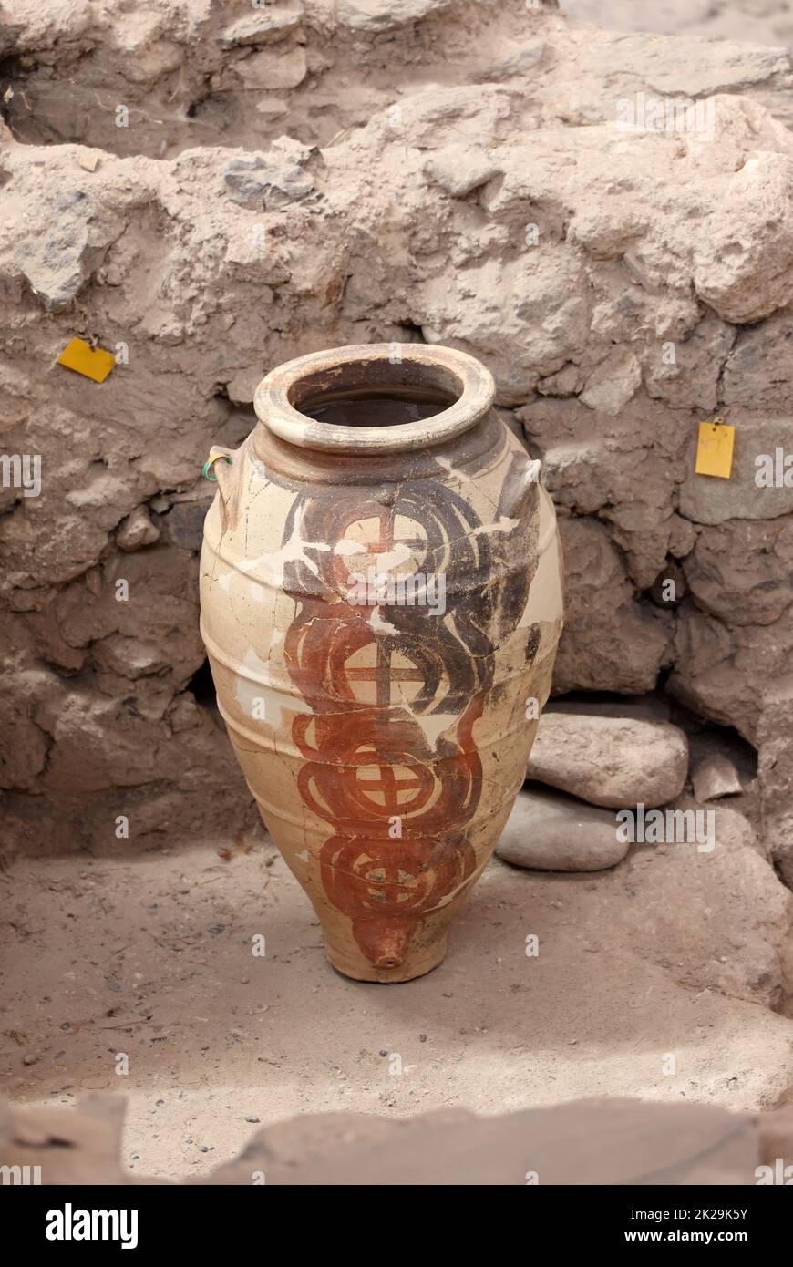 Santorini, Grecia - recupero di ceramiche antiche nella città preistorica di Akrotiri, sito di scavo di un Bronzo minoico Foto Stock