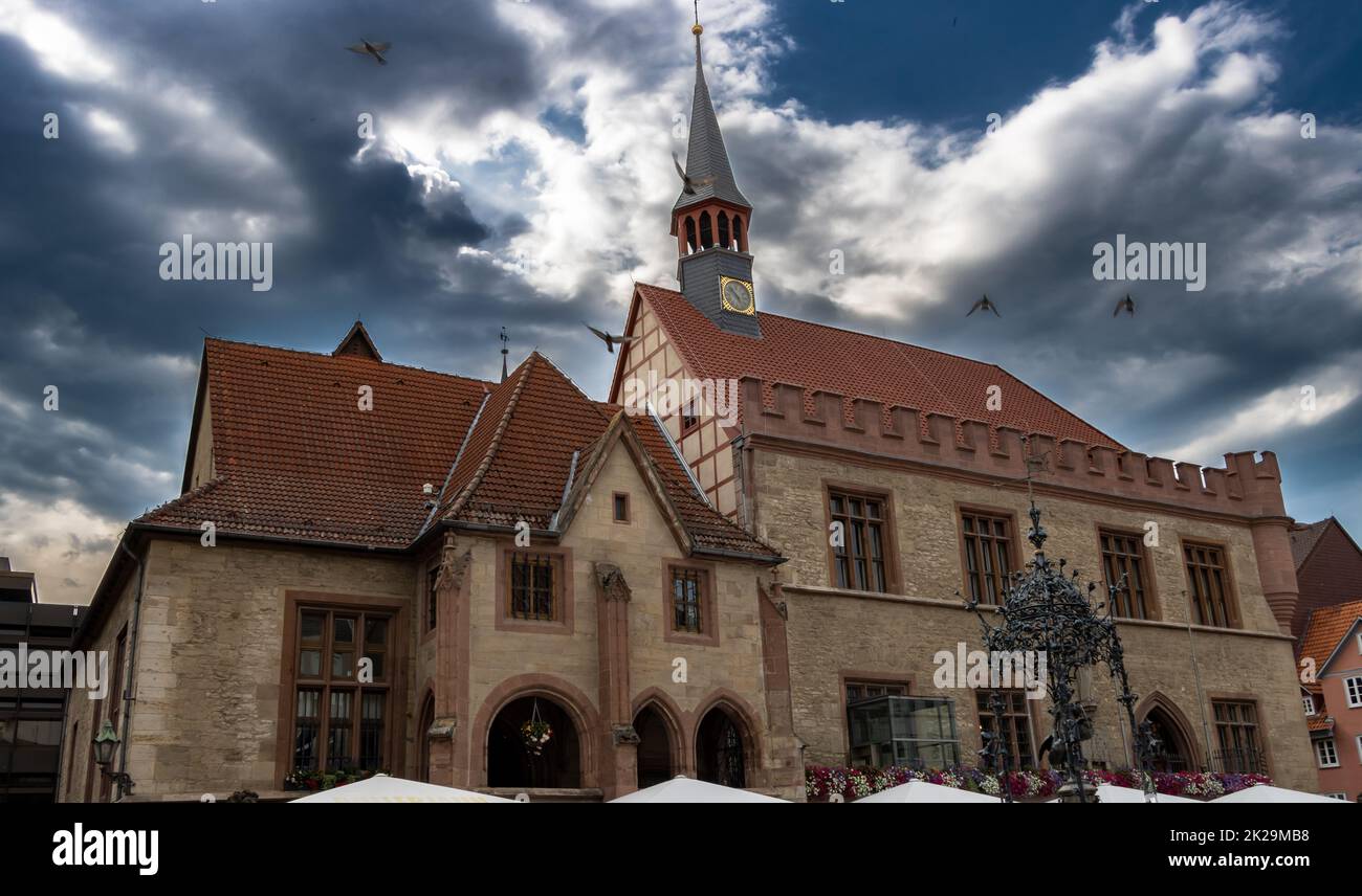 Il vecchio municipio di GÃ¶ttingen fu costruito in diverse fasi dal 1270 e fu sede del consiglio e dell'amministrazione della città di GÃ¶ttingen fino al 1978. Si trova sul lato ovest della piazza del mercato nel mezzo della città vecchia. Foto Stock