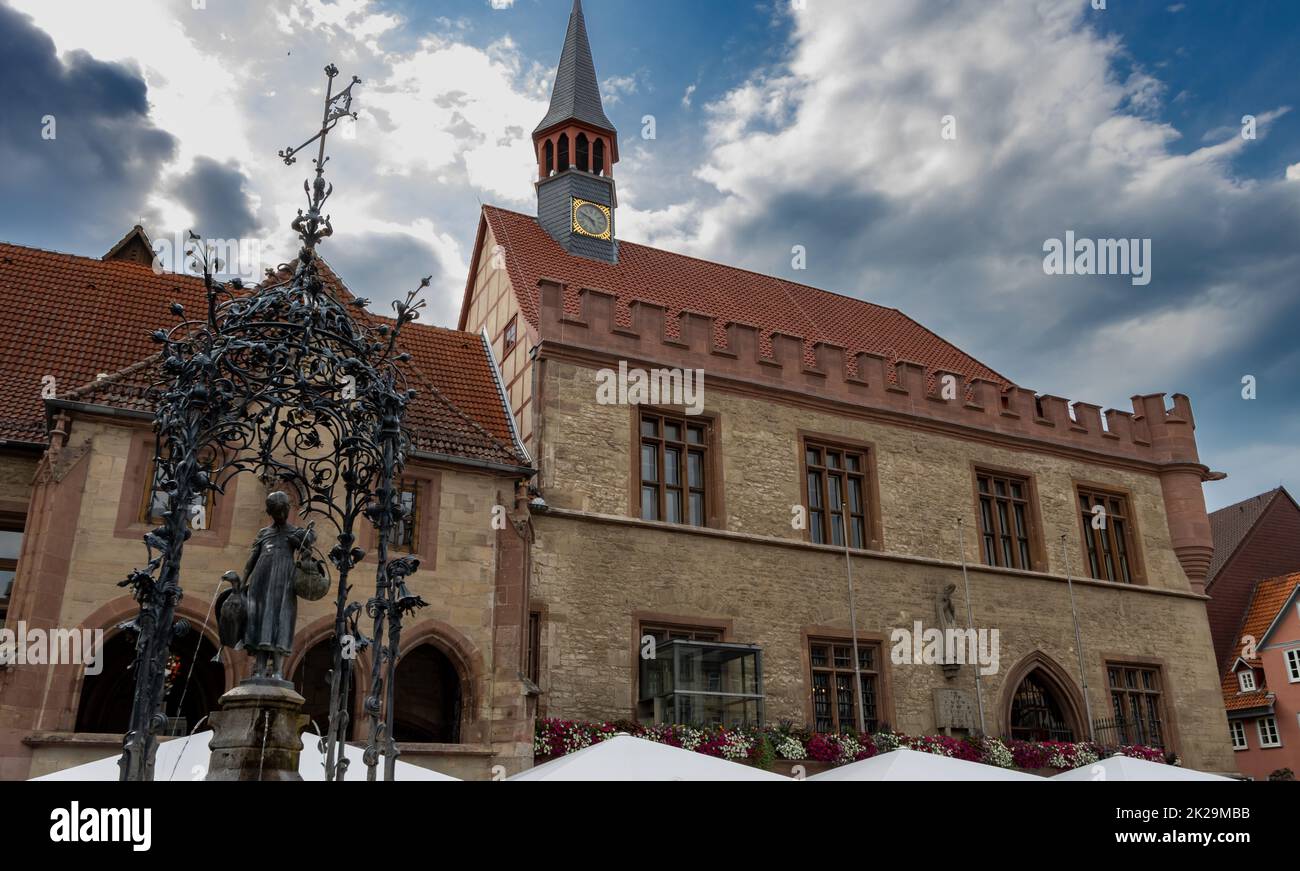 Il vecchio municipio di GÃ¶ttingen fu costruito in diverse fasi dal 1270 e fu sede del consiglio e dell'amministrazione della città di GÃ¶ttingen fino al 1978. Si trova sul lato ovest della piazza del mercato nel mezzo della città vecchia. Foto Stock