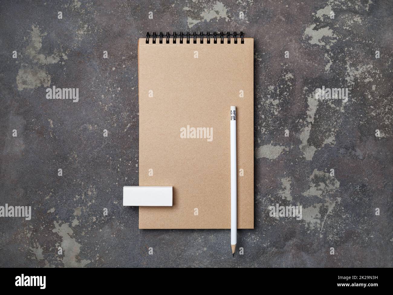 Notebook vuoto, matita, gomma Foto Stock