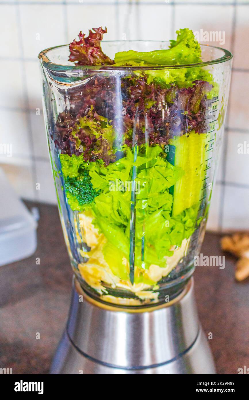 Frullato verde sano con verdure insalata di frutta in Blender. Foto Stock