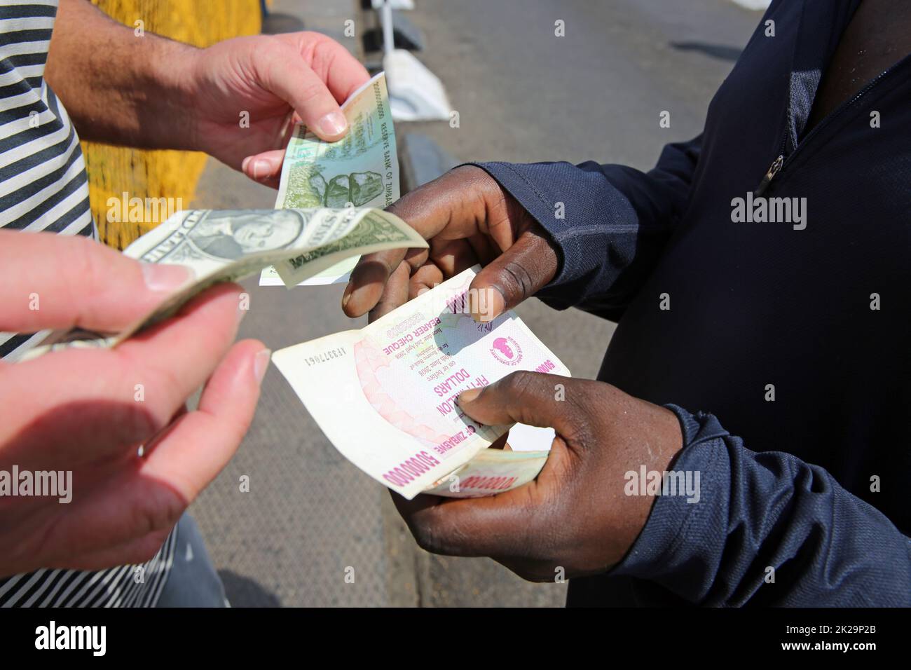 Cambiare il dollaro dello Zimbabwe Foto Stock