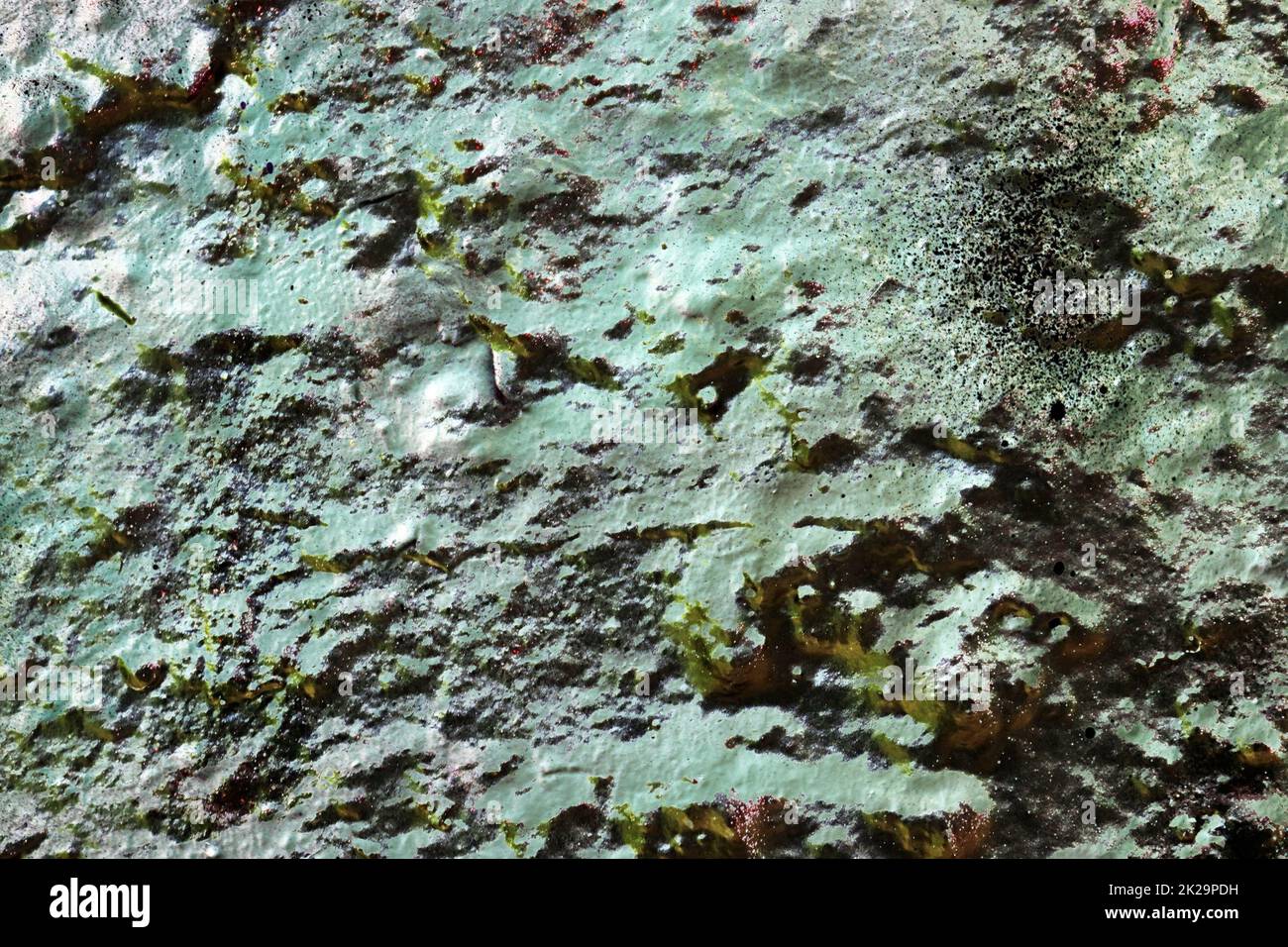Texture di coloratissima pittura graffiti su pareti di conrete e mattoni in rosso blu viola e argento Foto Stock