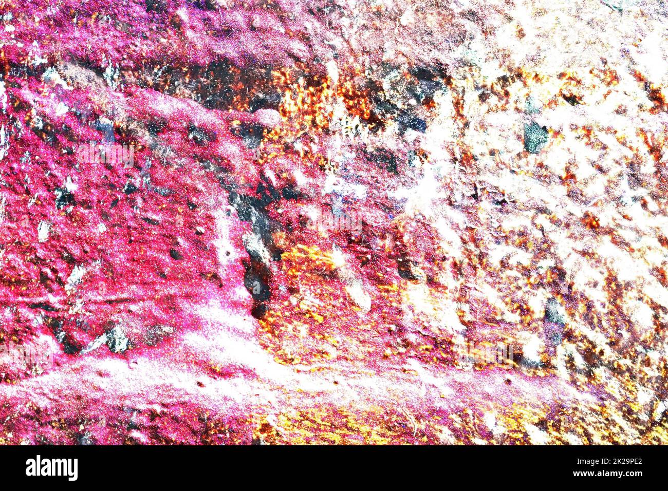 Texture di coloratissima pittura graffiti su pareti di conrete e mattoni in rosso blu viola e argento Foto Stock