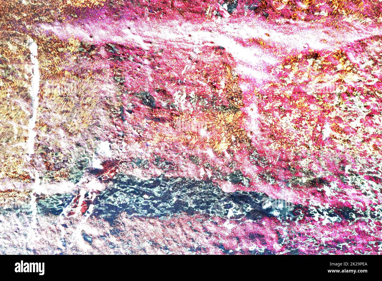 Texture di coloratissima pittura graffiti su pareti di conrete e mattoni in rosso blu viola e argento Foto Stock