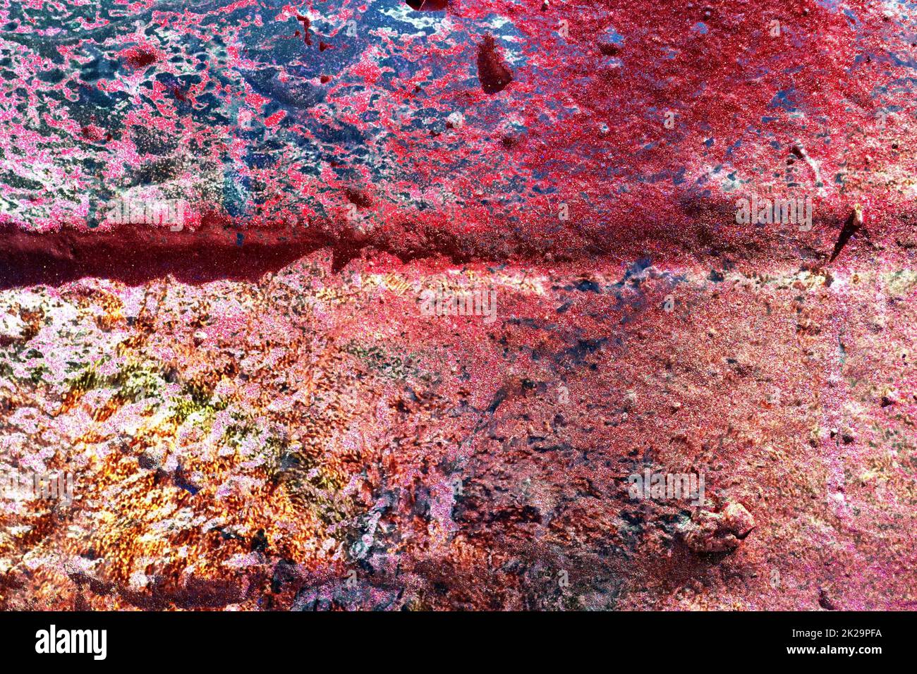 Texture di coloratissima pittura graffiti su pareti di conrete e mattoni in rosso blu viola e argento Foto Stock