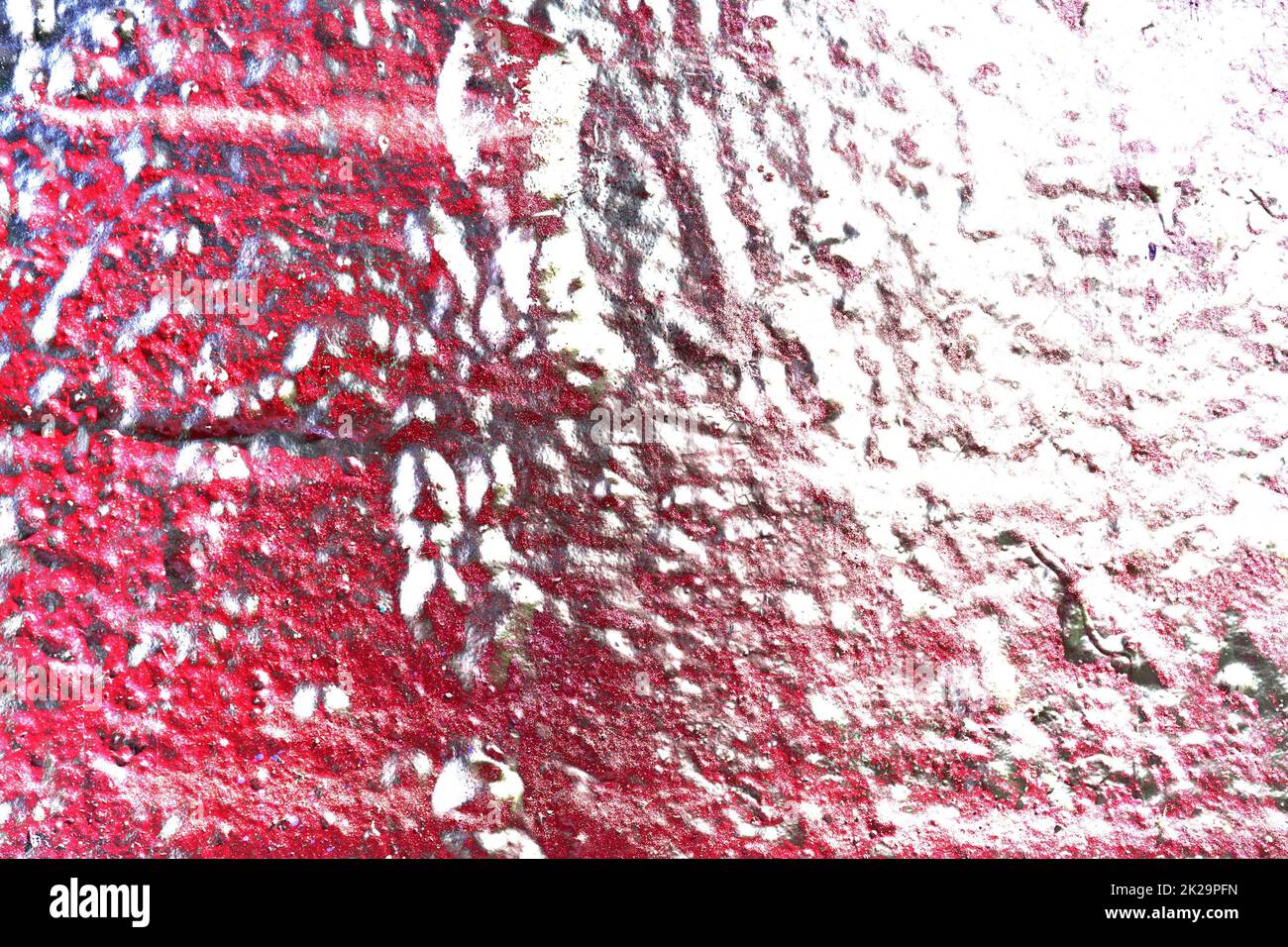 Texture di coloratissima pittura graffiti su pareti di conrete e mattoni in rosso blu viola e argento Foto Stock