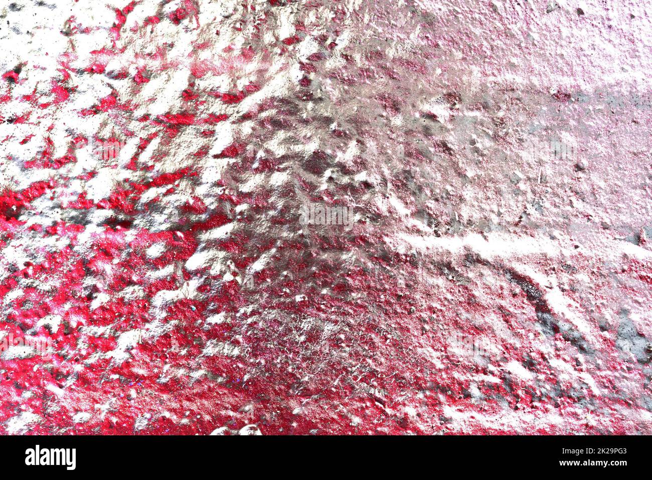 Texture di coloratissima pittura graffiti su pareti di conrete e mattoni in rosso blu viola e argento Foto Stock