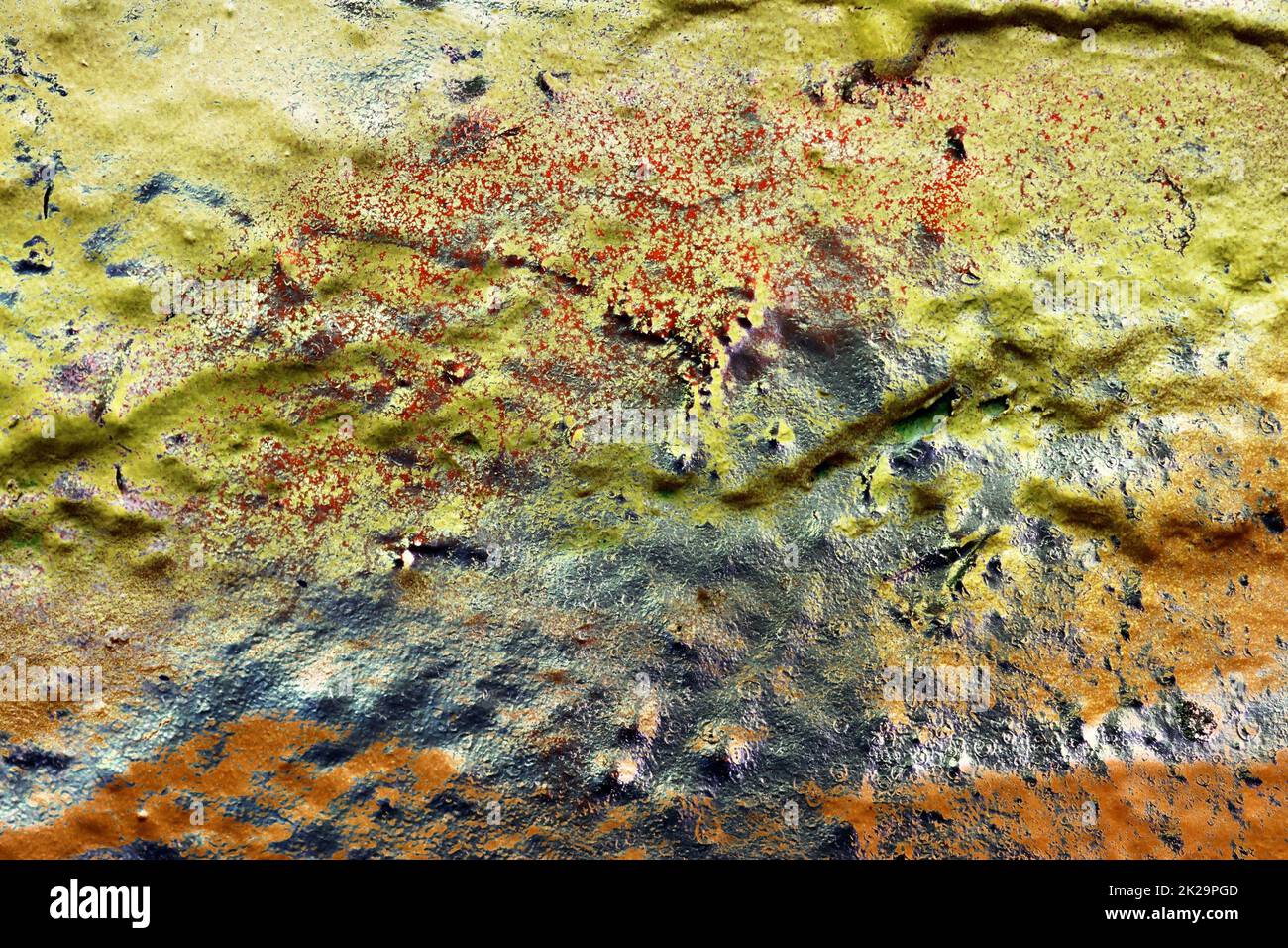 Texture di coloratissima pittura graffiti su pareti di conrete e mattoni in rosso blu viola e argento Foto Stock