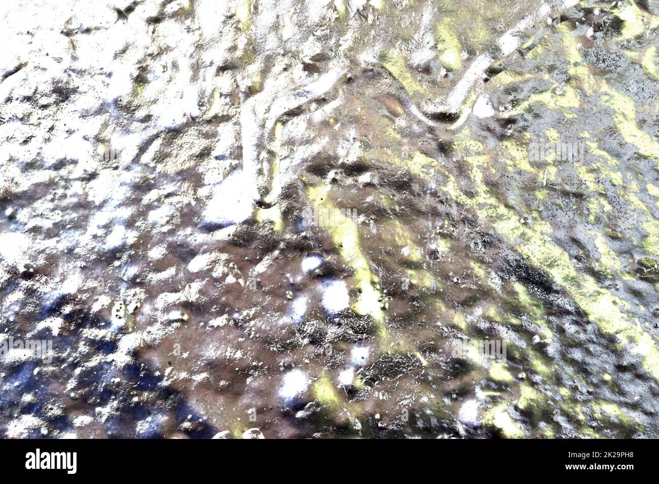 Texture di coloratissima pittura graffiti su pareti di conrete e mattoni in rosso blu viola e argento Foto Stock