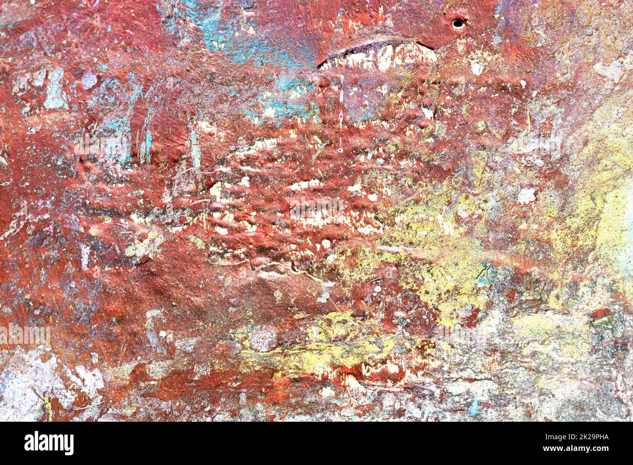 Texture di coloratissima pittura graffiti su pareti di conrete e mattoni in rosso blu viola e argento Foto Stock
