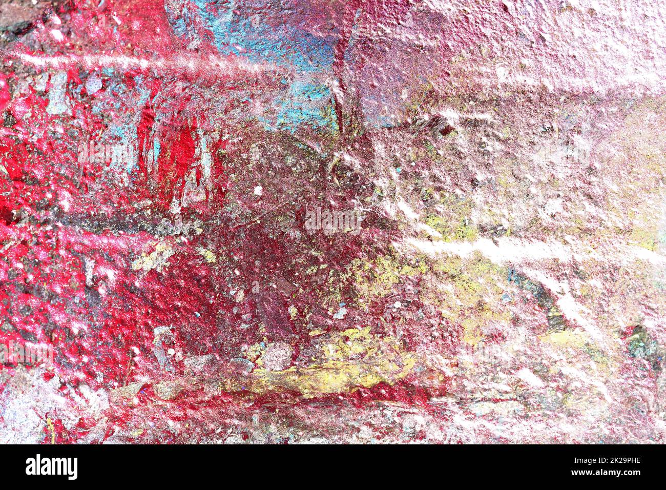 Texture di coloratissima pittura graffiti su pareti di conrete e mattoni in rosso blu viola e argento Foto Stock