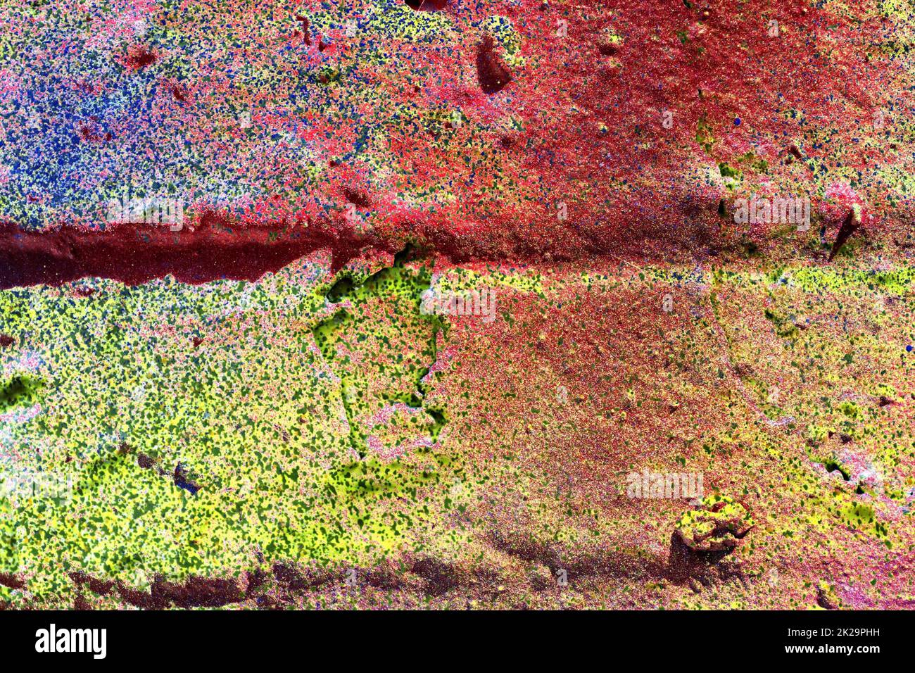 Texture di coloratissima pittura graffiti su pareti di conrete e mattoni in rosso blu viola e argento Foto Stock