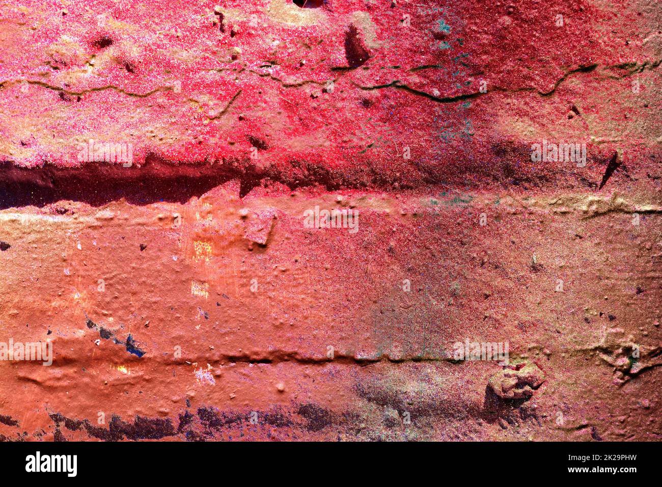 Texture di coloratissima pittura graffiti su pareti di conrete e mattoni in rosso blu viola e argento Foto Stock