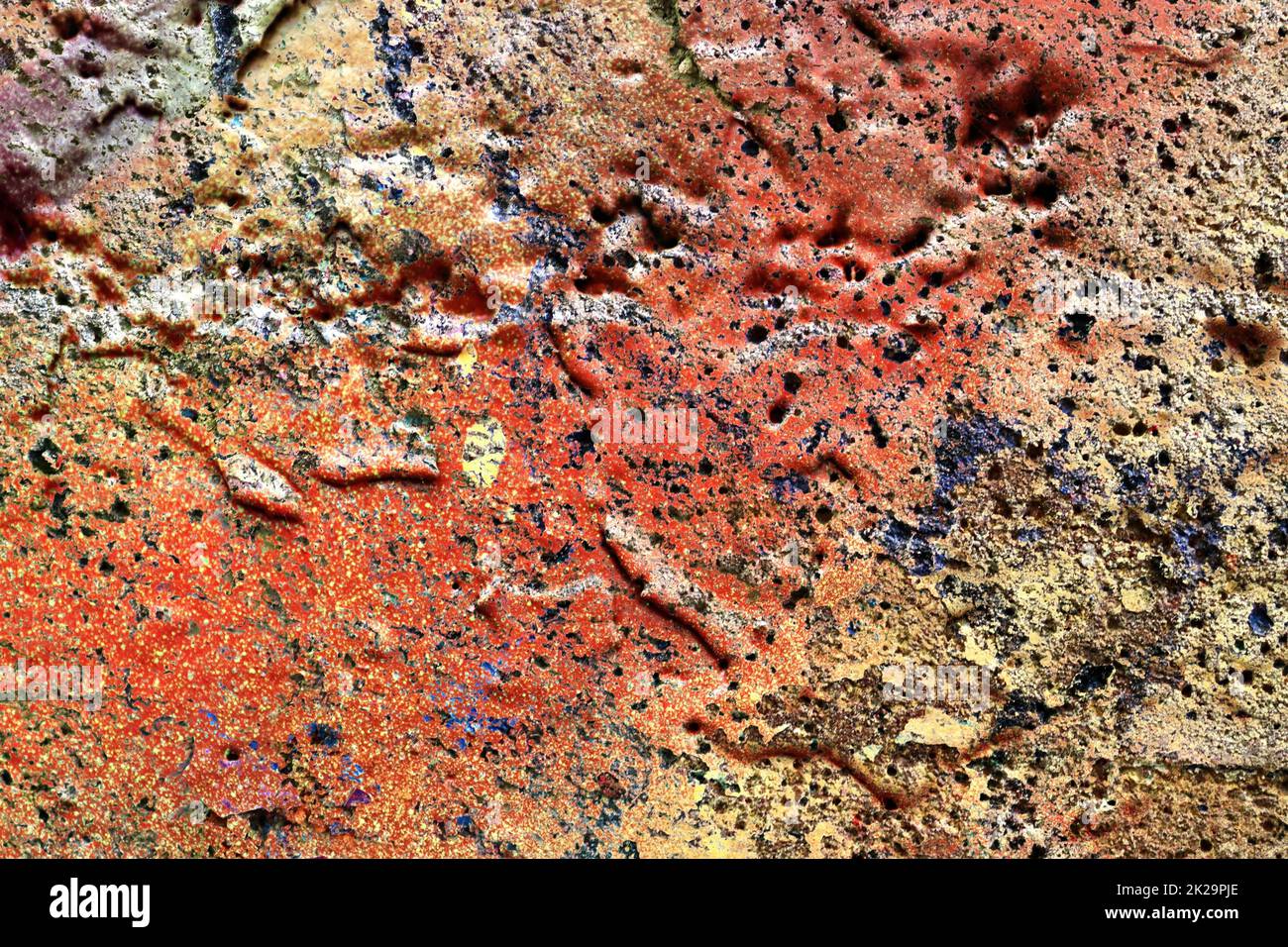 Texture di coloratissima pittura graffiti su pareti di conrete e mattoni in rosso blu viola e argento Foto Stock
