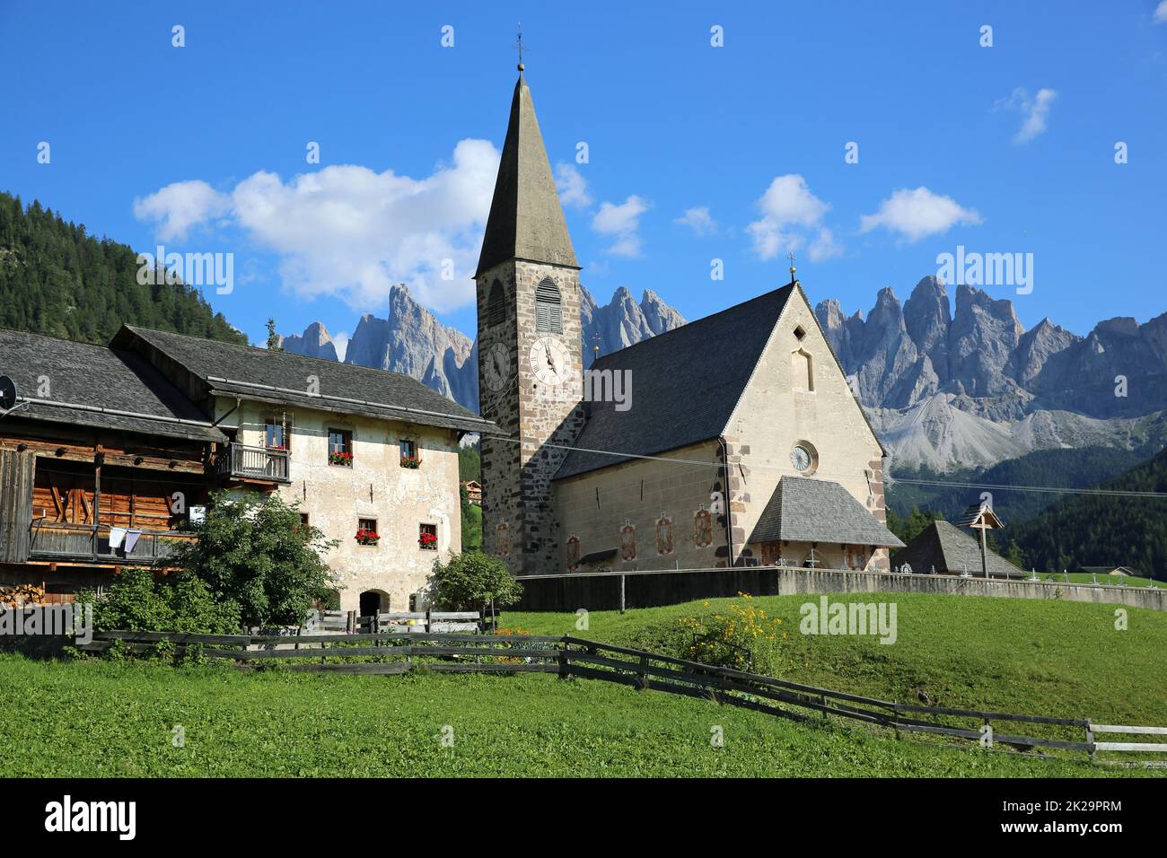 Chiesa di Santa Maddalena in Valle di Villnoss con i Monti Odle. Alto Adige. Italia Foto Stock
