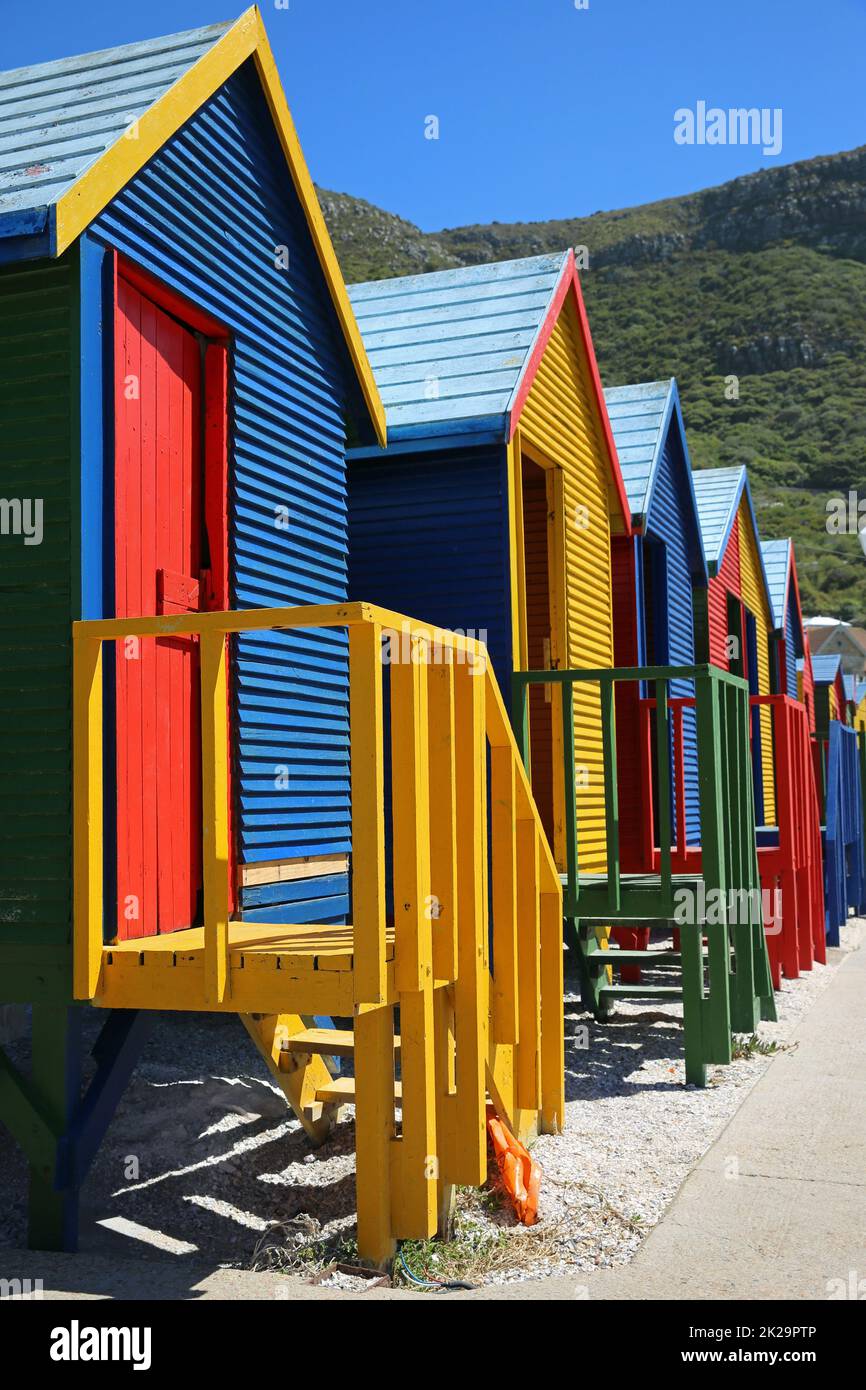 Colorate capanne sulla spiaggia di St James Beach a Città del Capo. Sudafrica Foto Stock